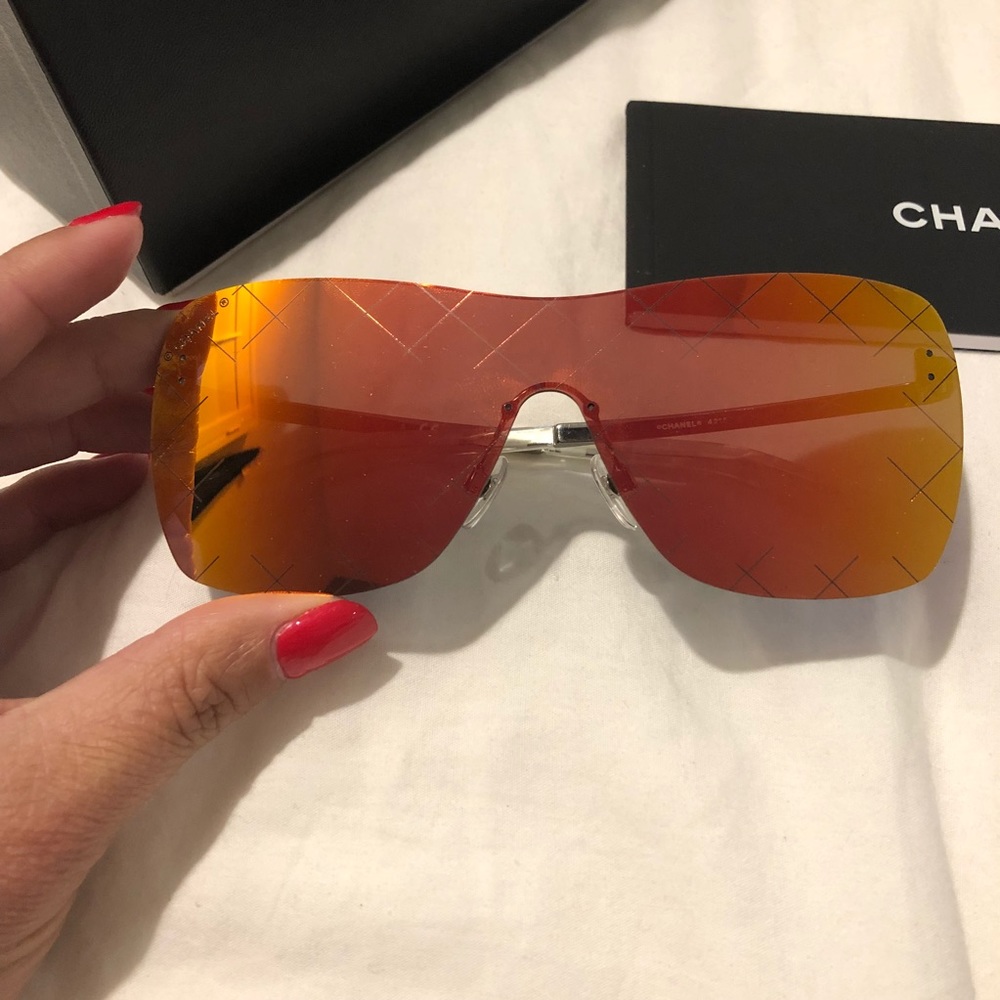 SOLD!!!! AUTHENTIC CHANEL SUNNIES Airline runway❤️ - Picture 3 of 7